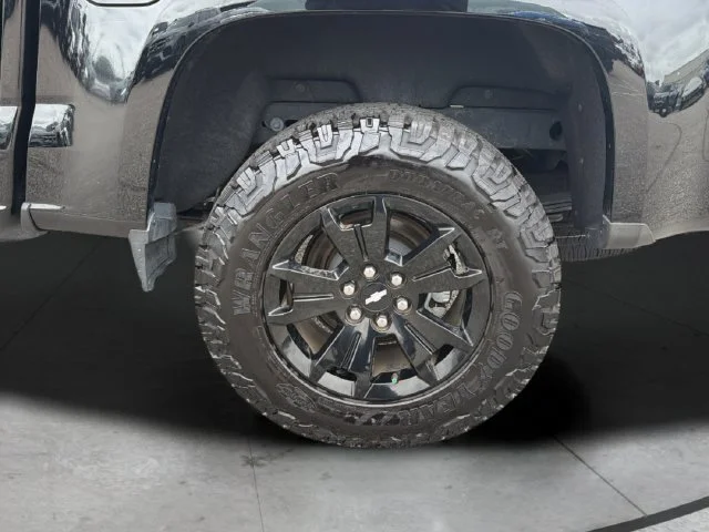 Certified Used 2018 BLACK Chevrolet 4WD Z71 image 32
