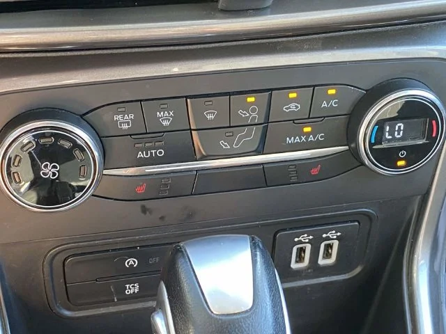 Used 2018 Blue Ford SE image 17
