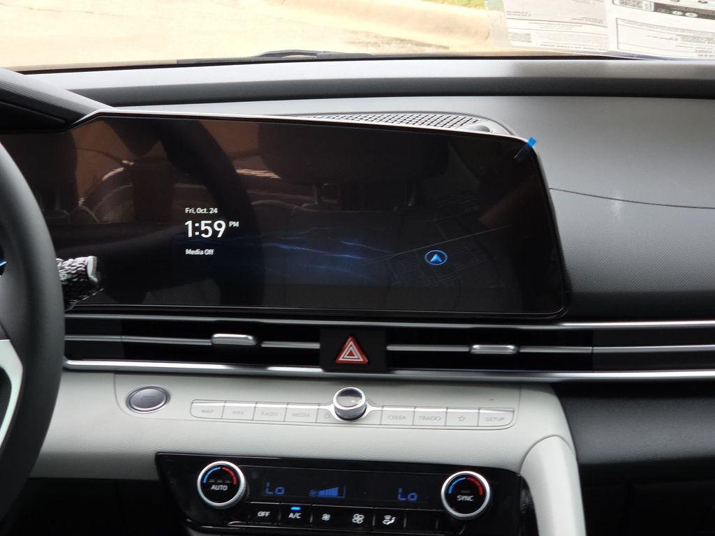 2025 Hyundai Elantra Limited - Photo 11