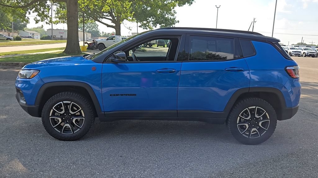 Used 2025 Hydro Blue Pearlcoat Jeep Trailhawk image 5