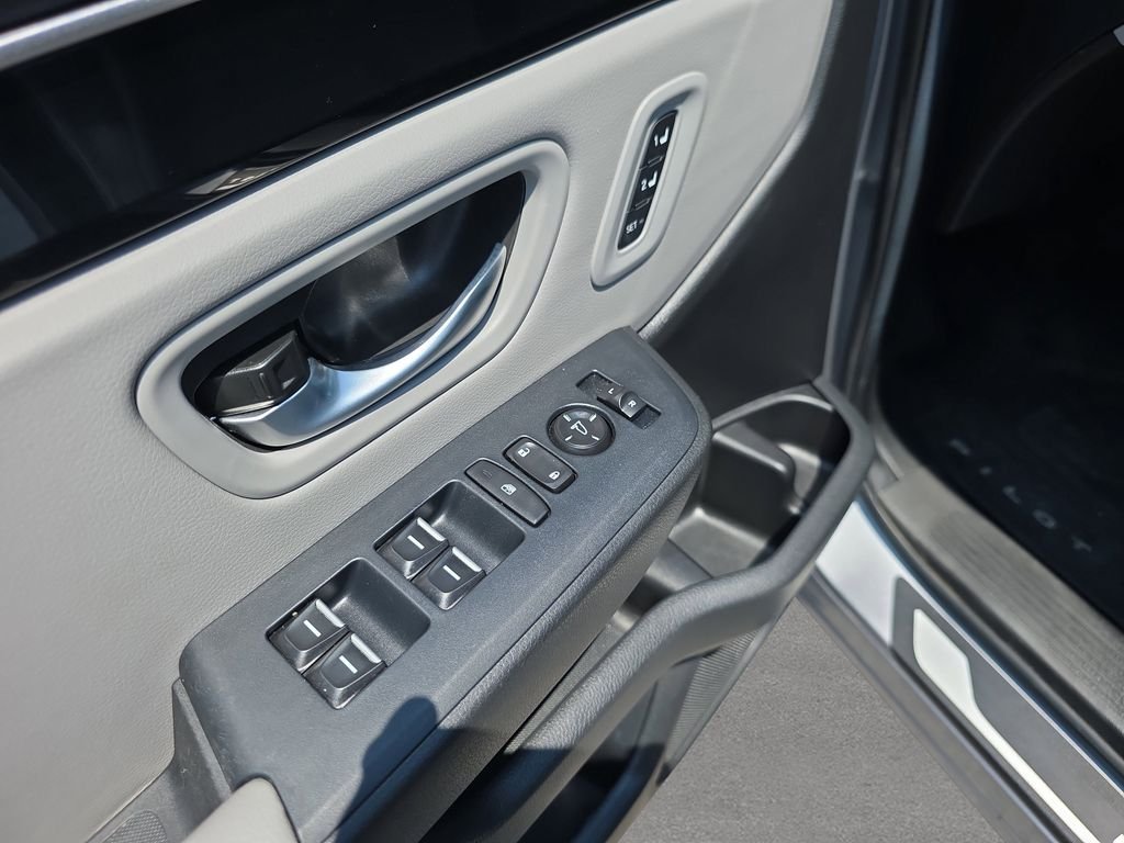 Used 2025 Lunar Silver Metallic Honda EX-L image 28