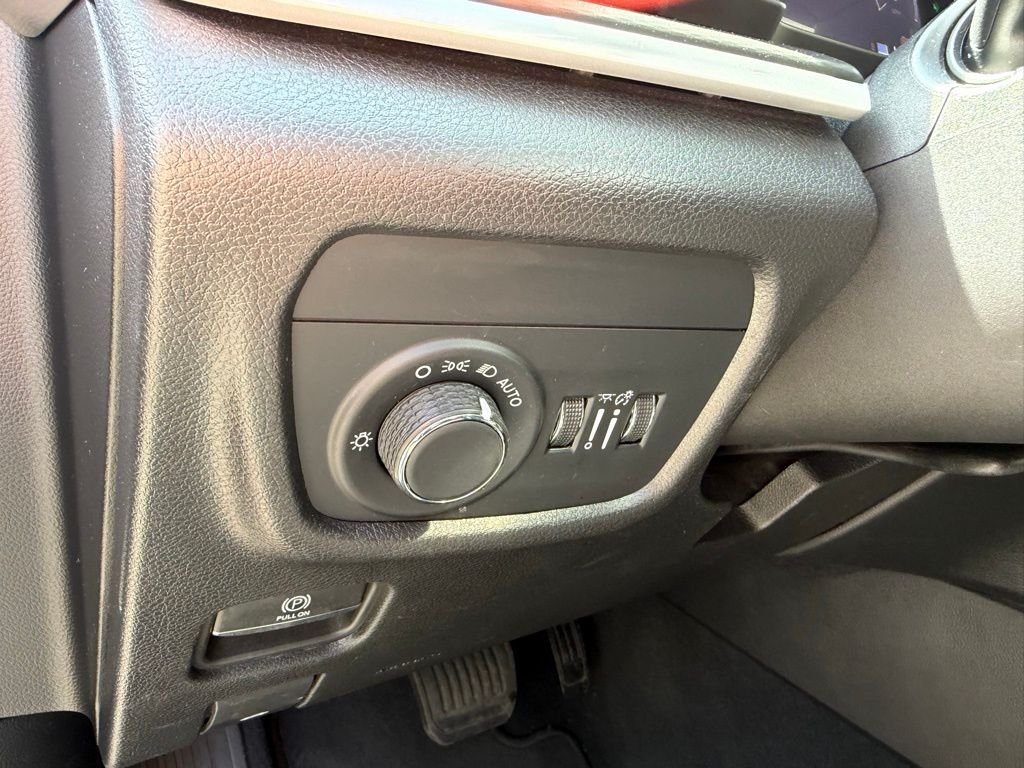 Used 2023 White/off-white Jeep Laredo image 18
