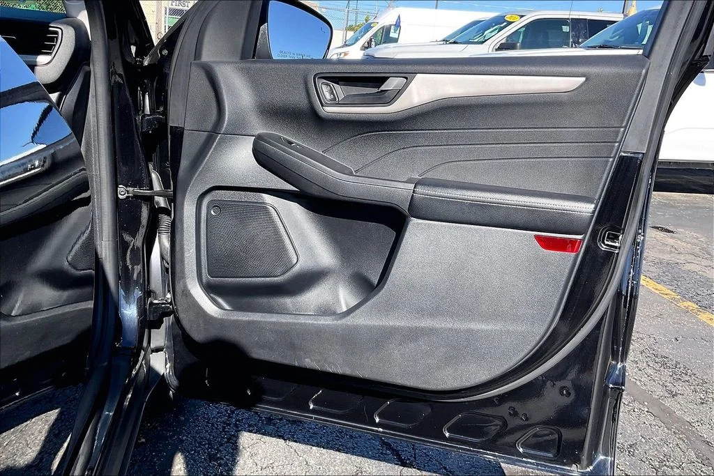 Used 2022 Black Ford SE image 23