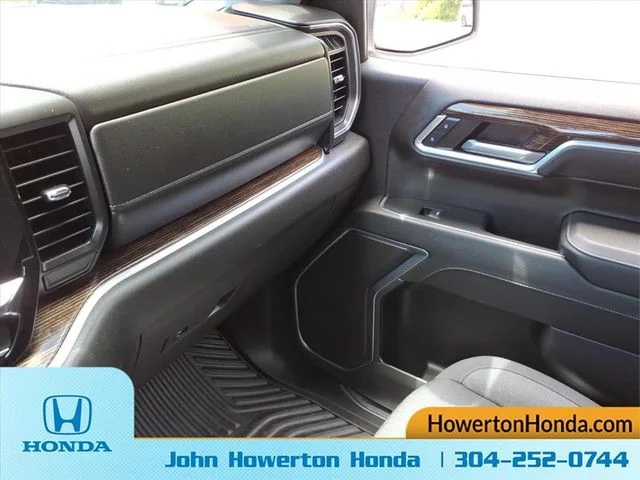 Used 2024 White GMC Elevation image 18