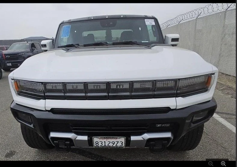 Used 2024 White GMC 2X image 4