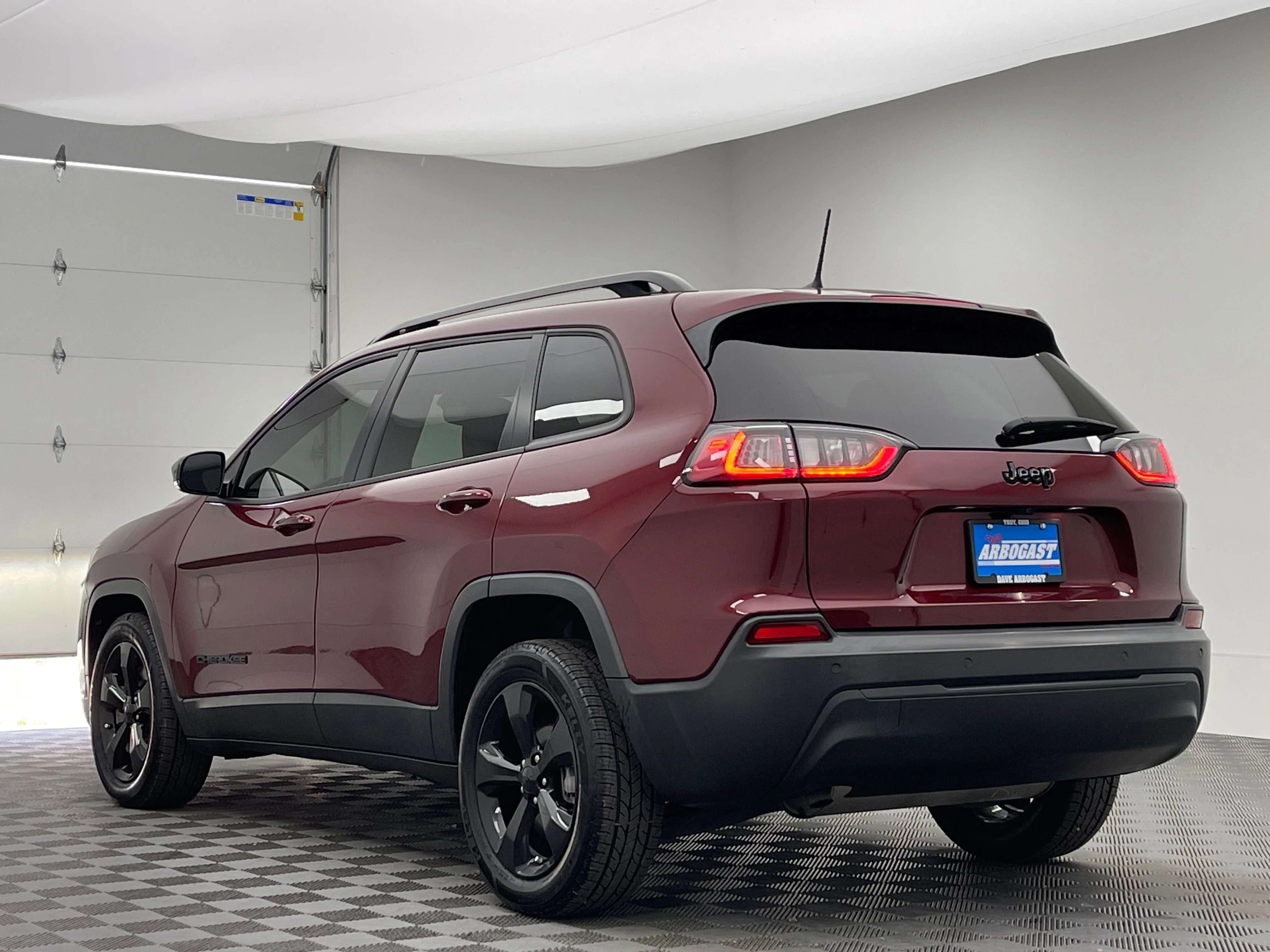 Used 2021 Velvet Red Pearlcoat Jeep Latitude Plus image 10