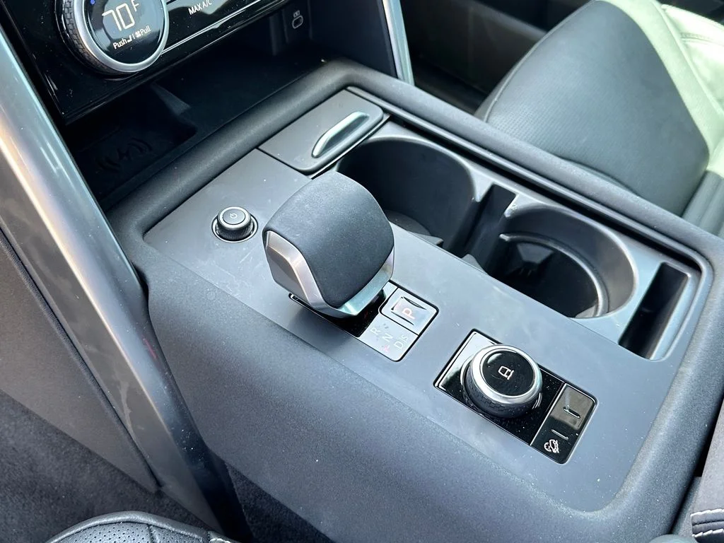 Used 2025  Land Rover Dynamic SE image 12