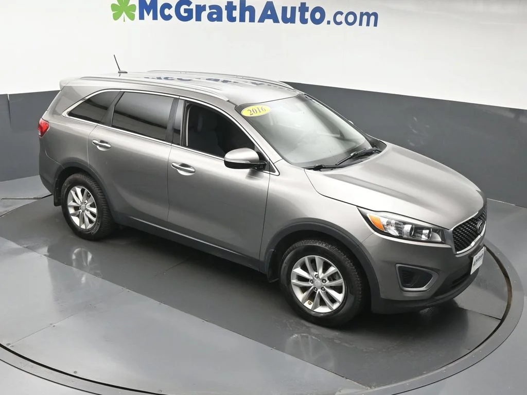 Used 2016 Silver Kia LX image 3