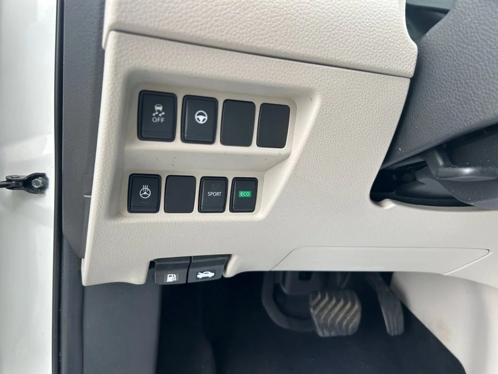Used 2022 White Nissan SL image 36