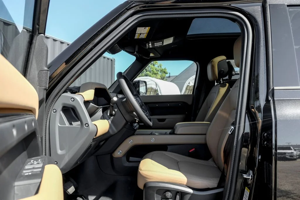 New 2026 Santorini Black Land Rover X-Dynamic SE image 10