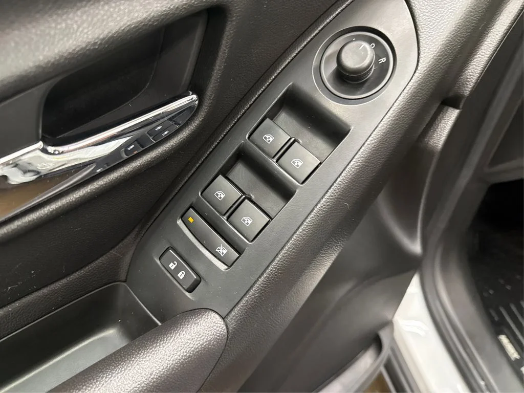 Used 2018 White Chevrolet LS image 32