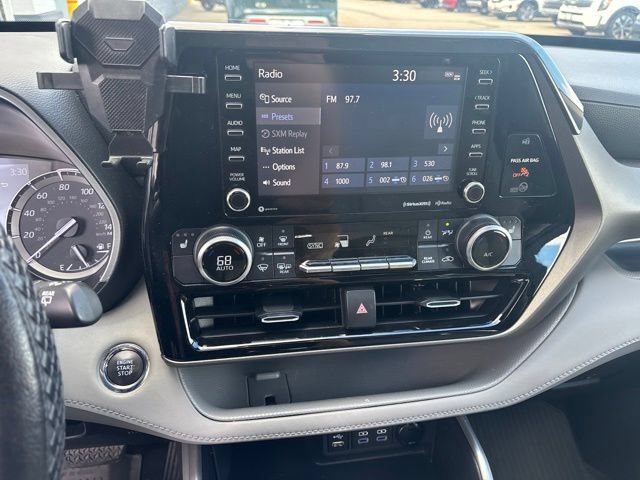 Used 2022 Amber Toyota XLE image 19