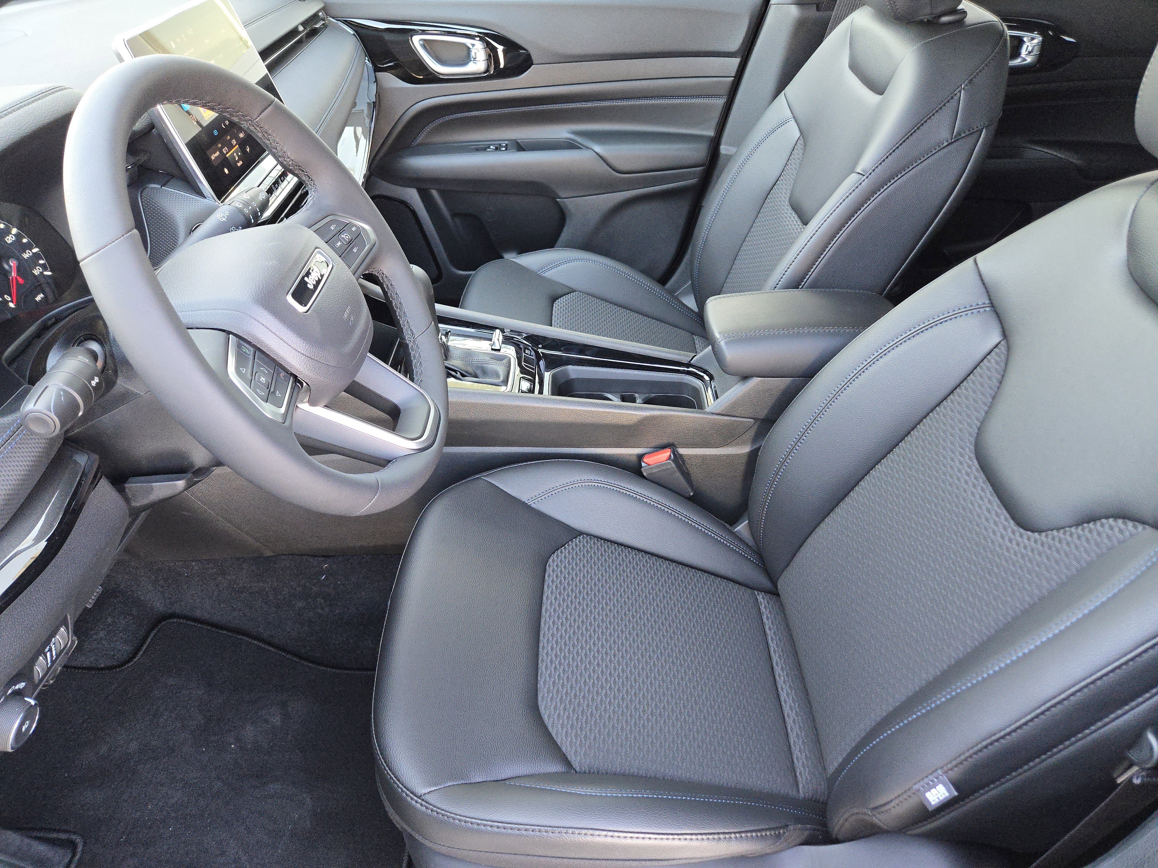 New 2026 Diamond Black Crystal Pearlcoat Jeep Latitude image 12