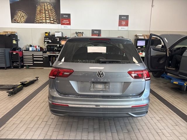 Used 2024 Platinum Gray Metallic Volkswagen SE image 5