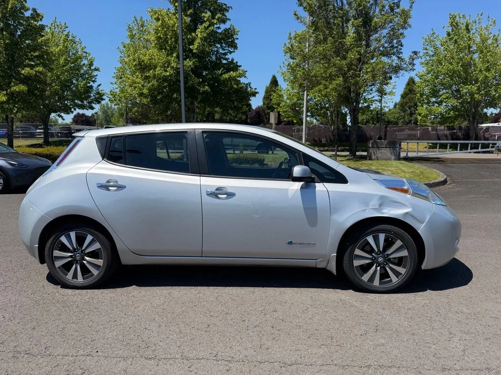 Used 2017 Brilliant Silver Nissan SV image 8