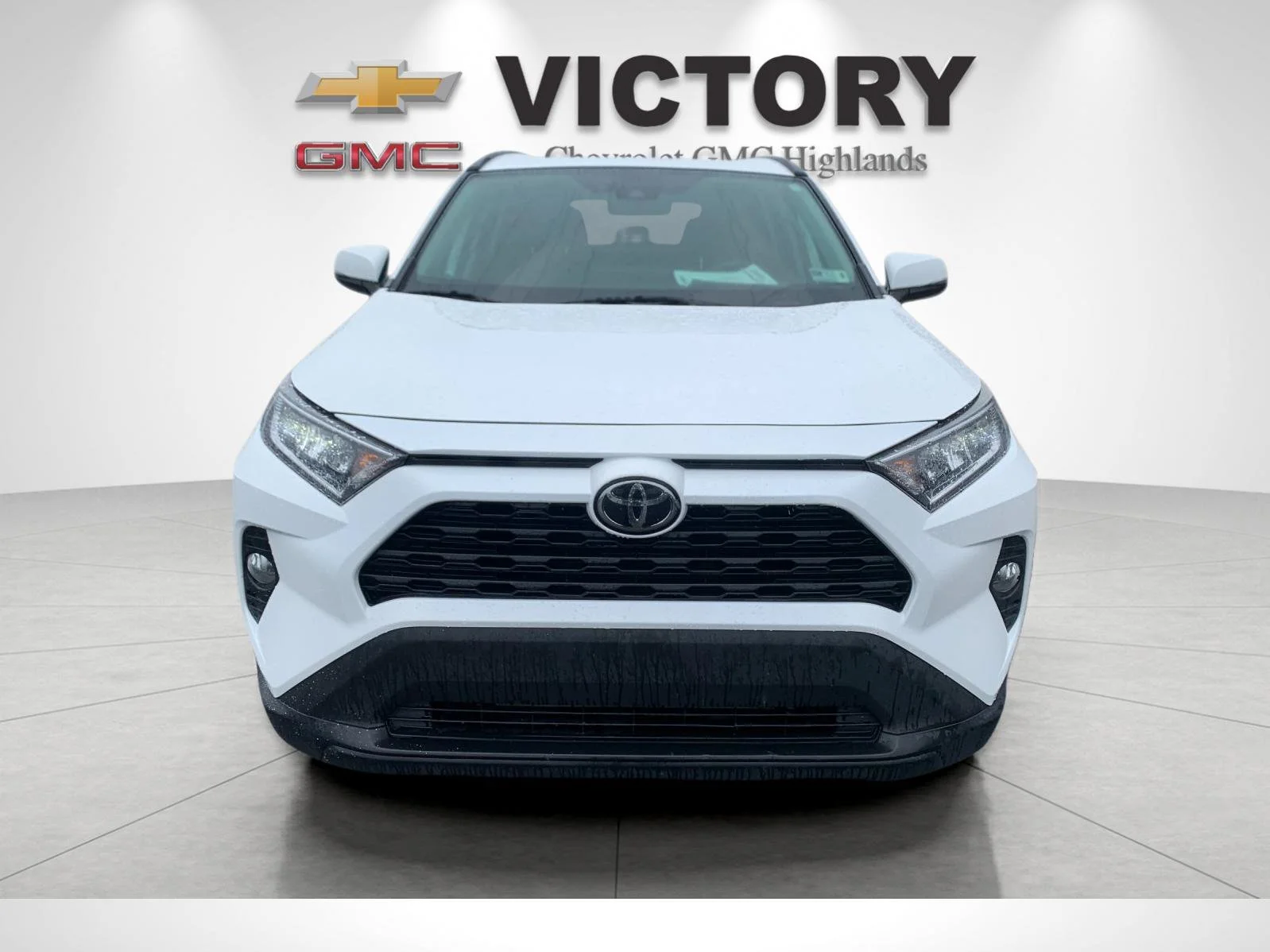Used 2019 White Toyota XLE image 8