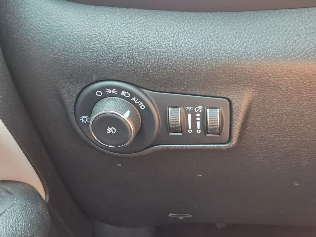Used 2022 Gray Jeep Limited image 13