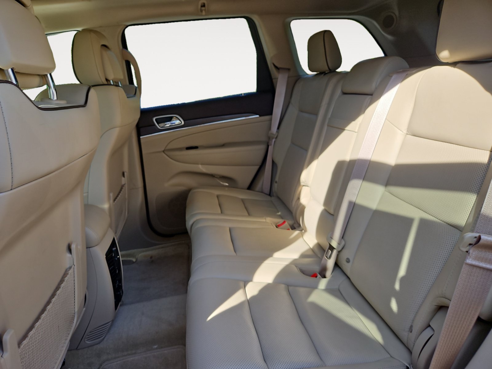 Used 2018 Red Jeep Overland image 13