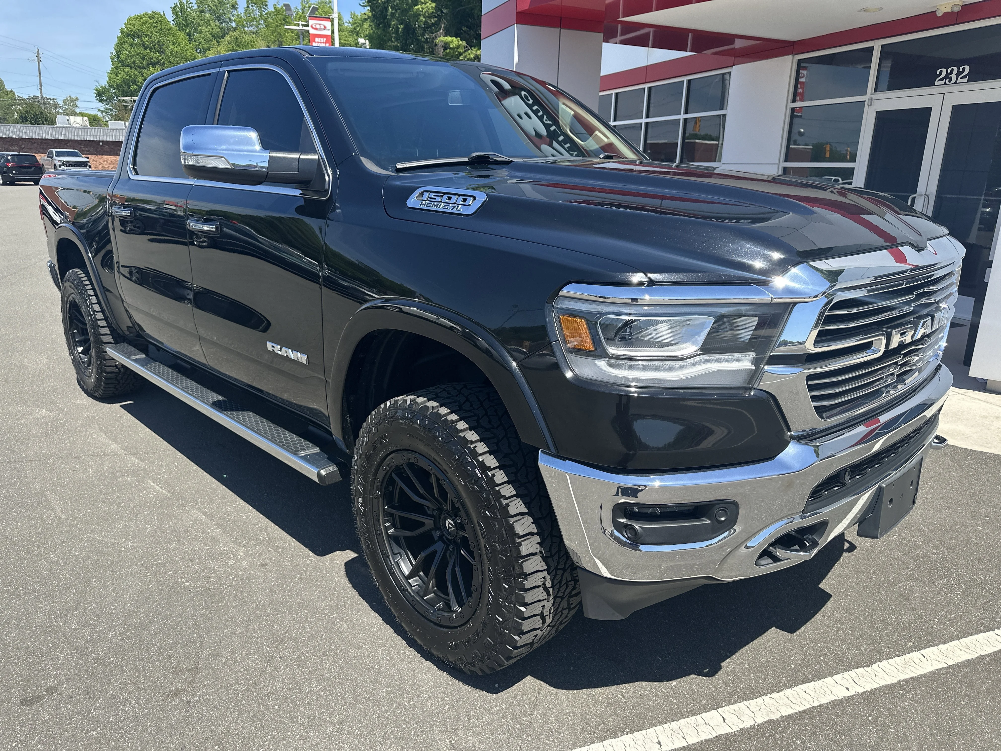 Used 2020 Diamond Black Crystal Pearlcoat Ram Laramie image 2