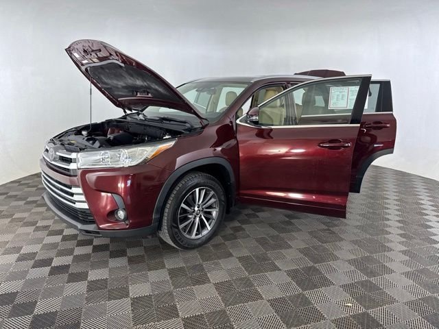 Used 2018 Red Toyota XLE image 12