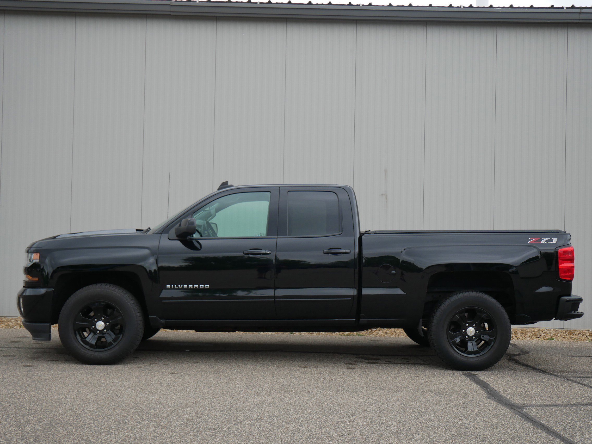 Used 2018 Chevrolet Silverado 1500 LT Z71 with VIN 1GCVKREC5JZ182508 for sale in Hastings, Minnesota