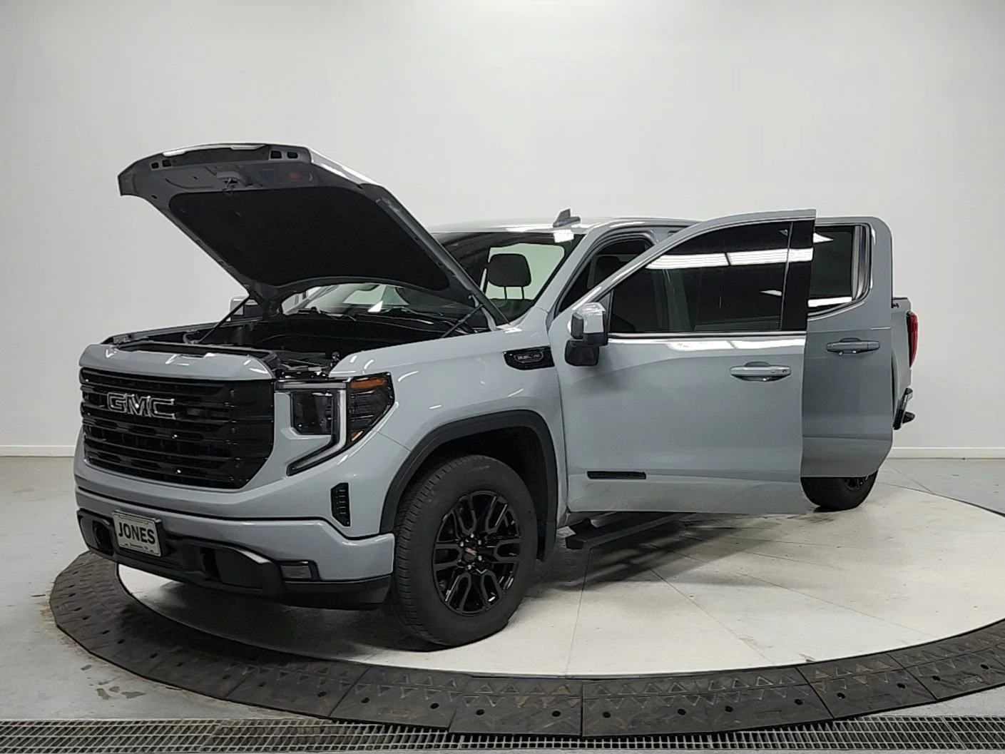Used 2024 Gray GMC Elevation image 11