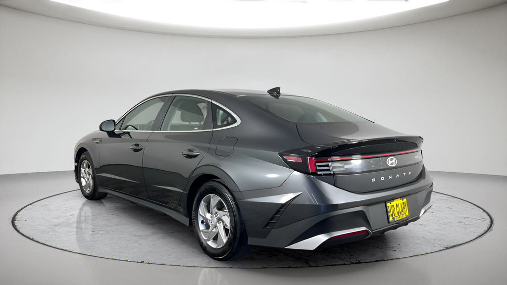 Used 2025 Portofino Gray Hyundai SE image 5