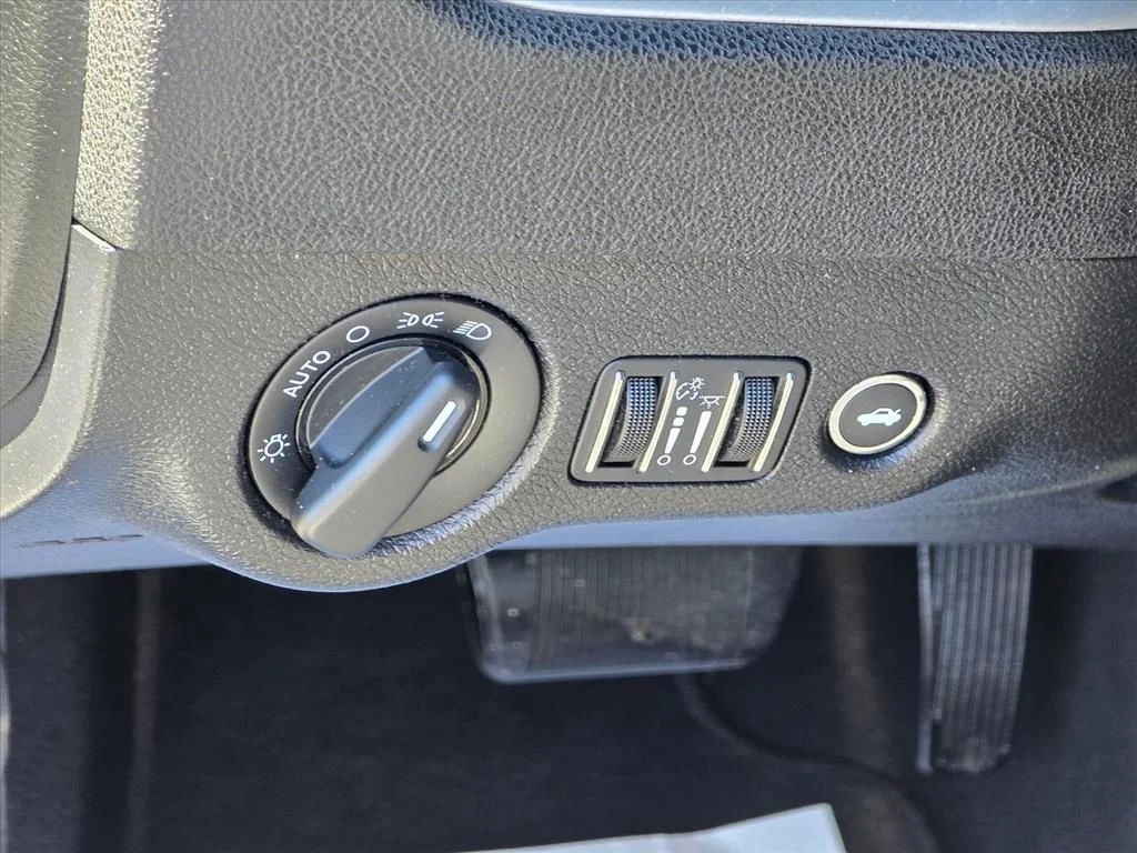 Used 2022 White Dodge SXT image 8