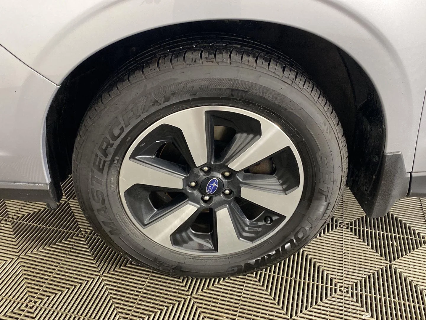 Used 2018 Ice Silver Metallic Subaru Limited image 12