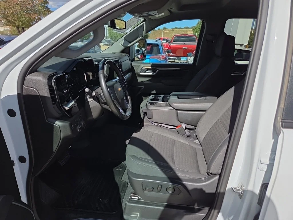 Used 2025 White Chevrolet LT image 15