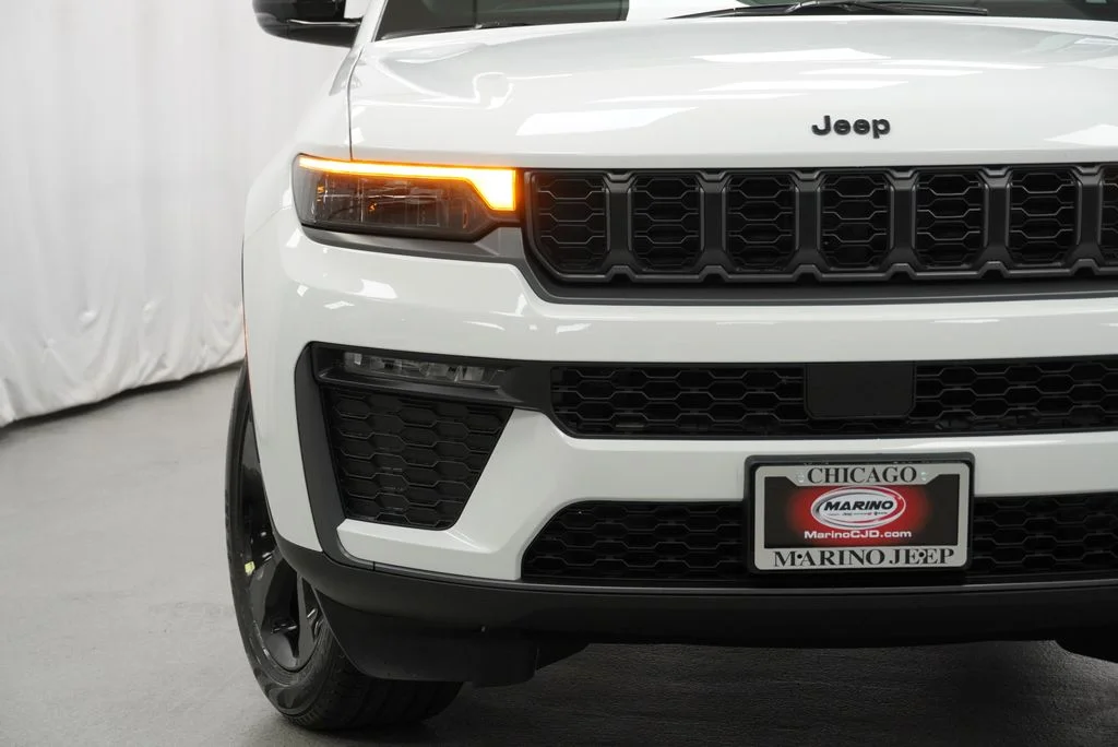 New 2027 Bright White Clear-Coat Paint Jeep Limited image 6