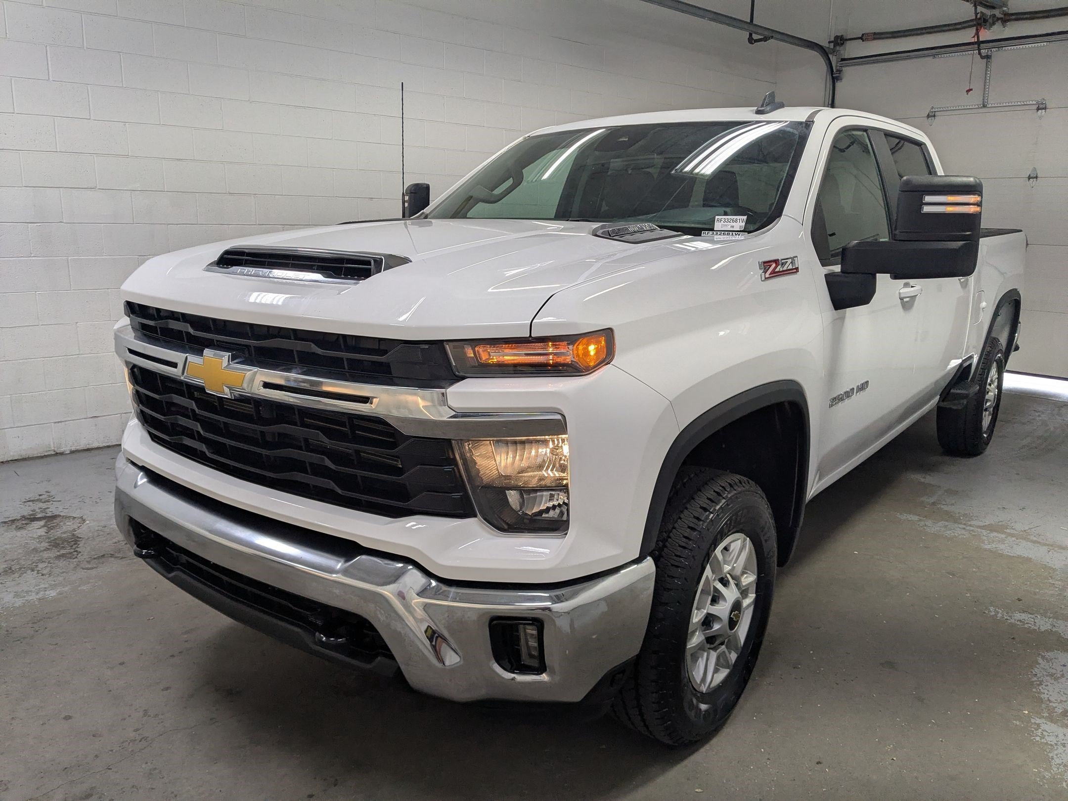 Used 2024 Summit White Chevrolet LT image 9