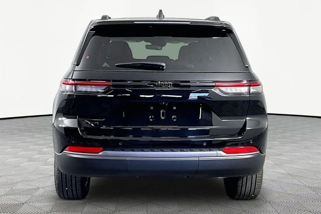 New 2026 Diamond Black Crystal Pearl-Coat Exterior Paint Jeep Limited image 5