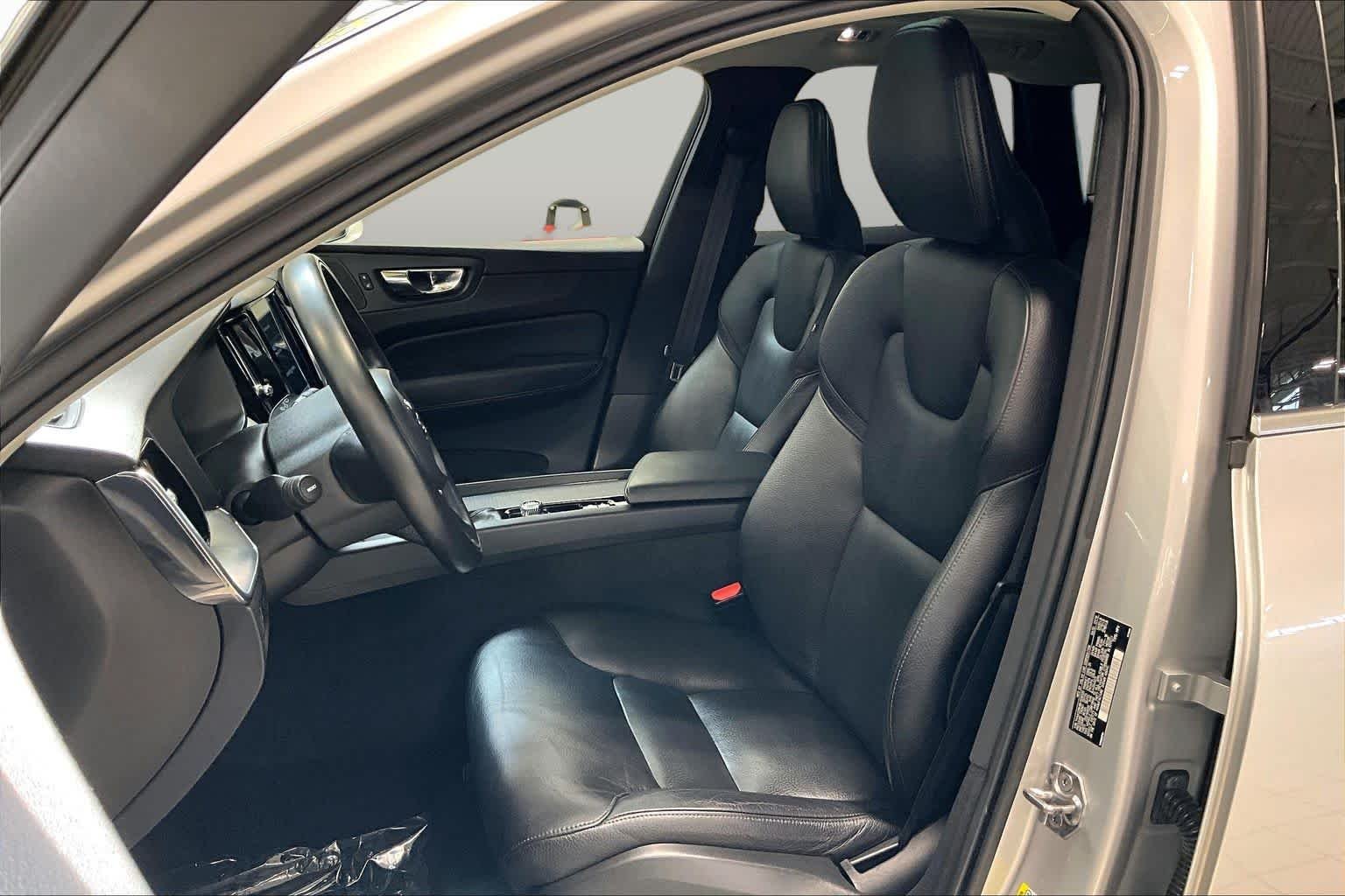 Used 2019 Bright Silver Metallic Volvo Momentum image 9