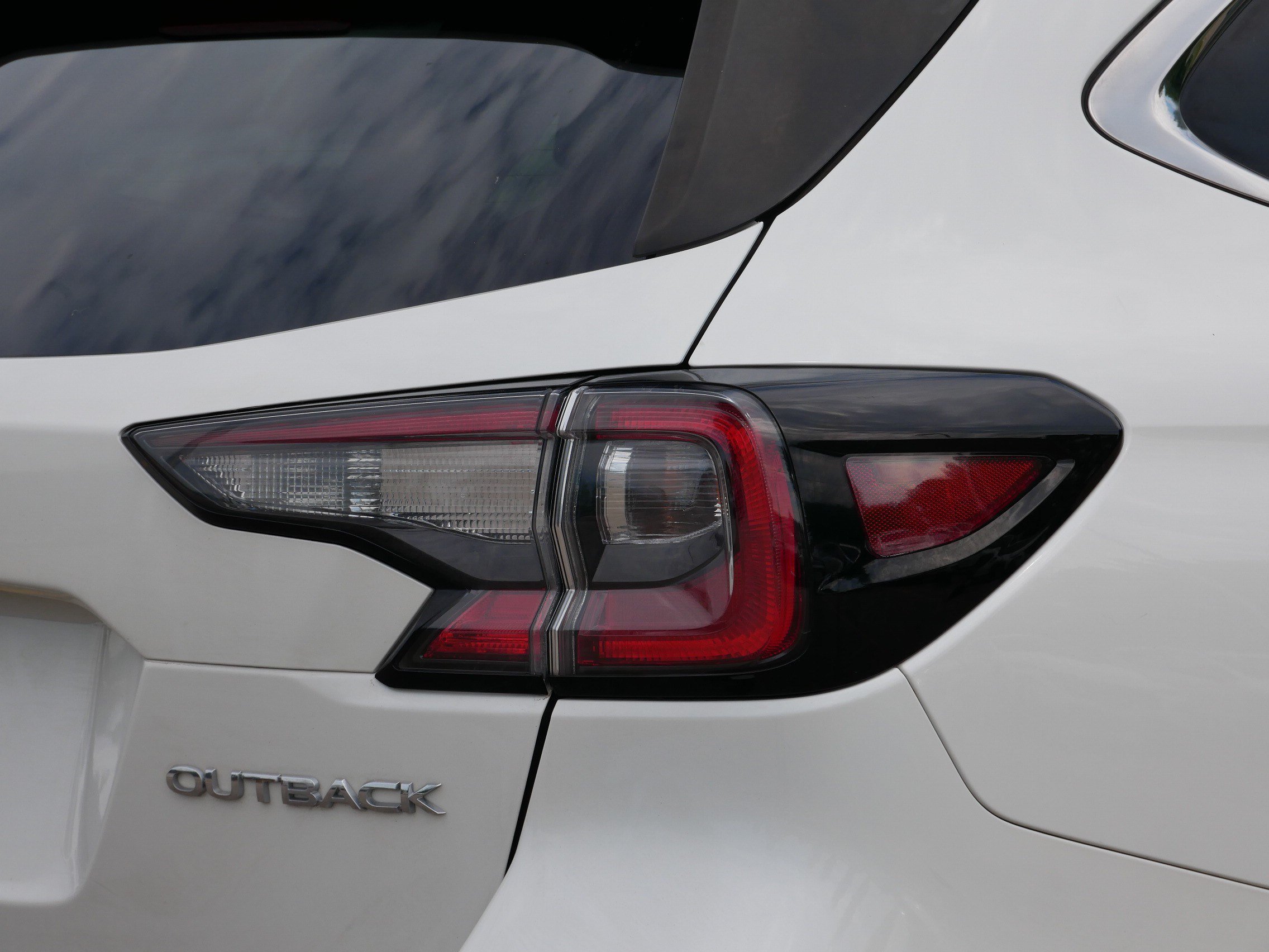 Used 2020 Crystal White Pearl Subaru Limited image 17