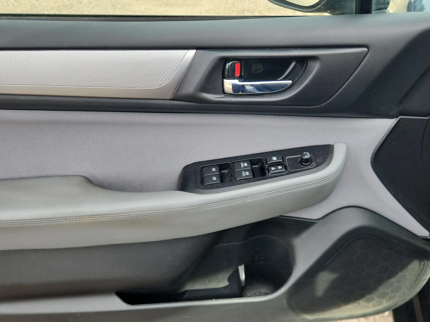 Used 2018 Twilight Blue Metallic Subaru Premium image 13