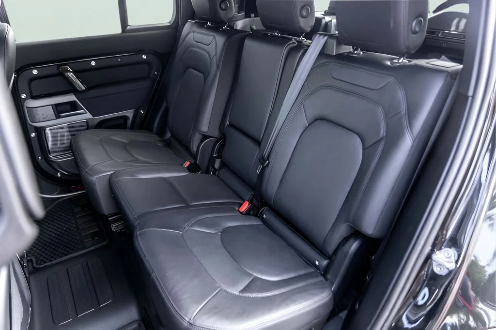 Used 2023  Land Rover SE image 29