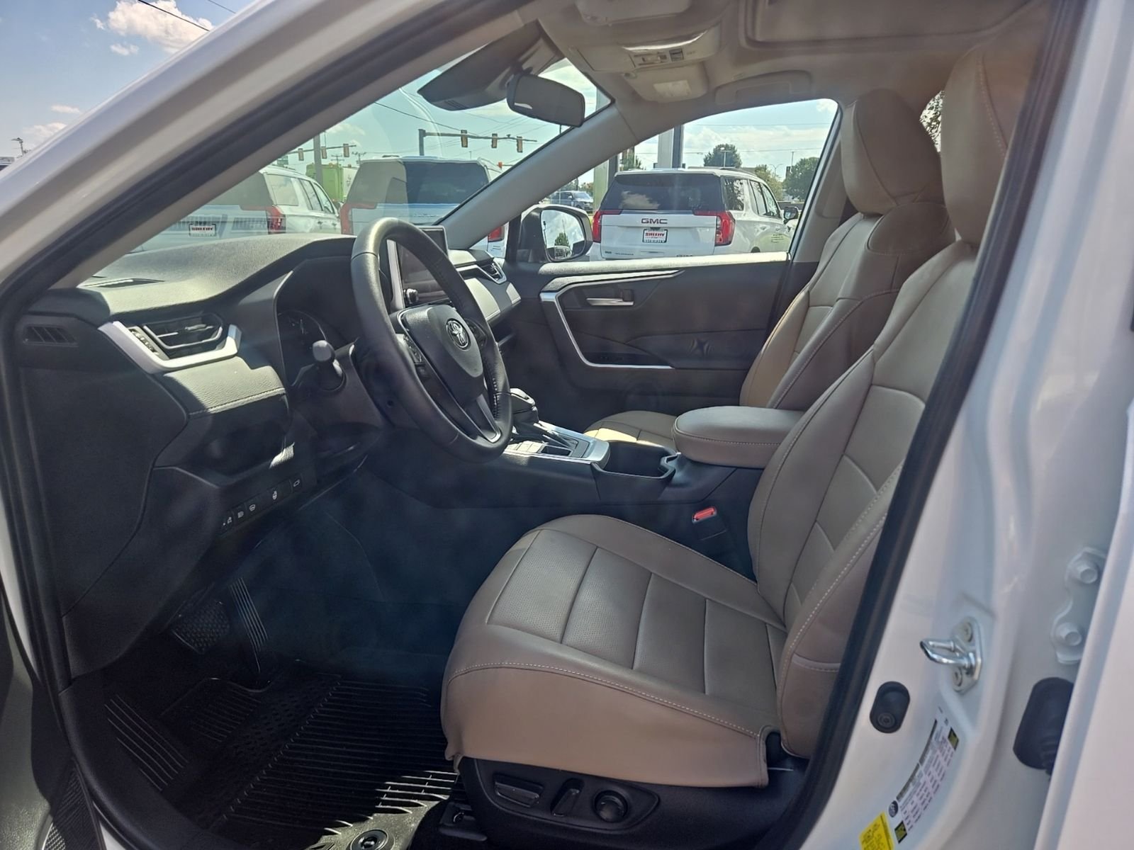 Used 2025 White Toyota XLE image 26