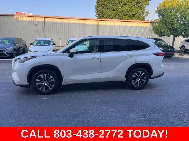 Used 2020 White Toyota XLE image 39