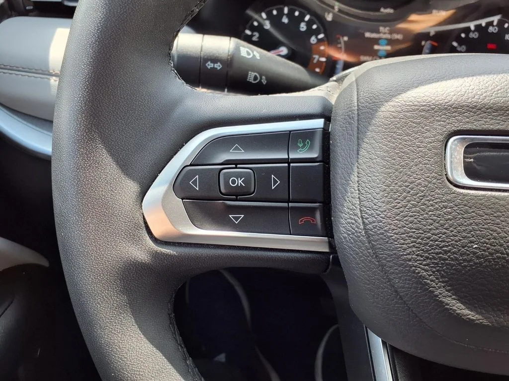 Used 2025 White Jeep Limited image 12