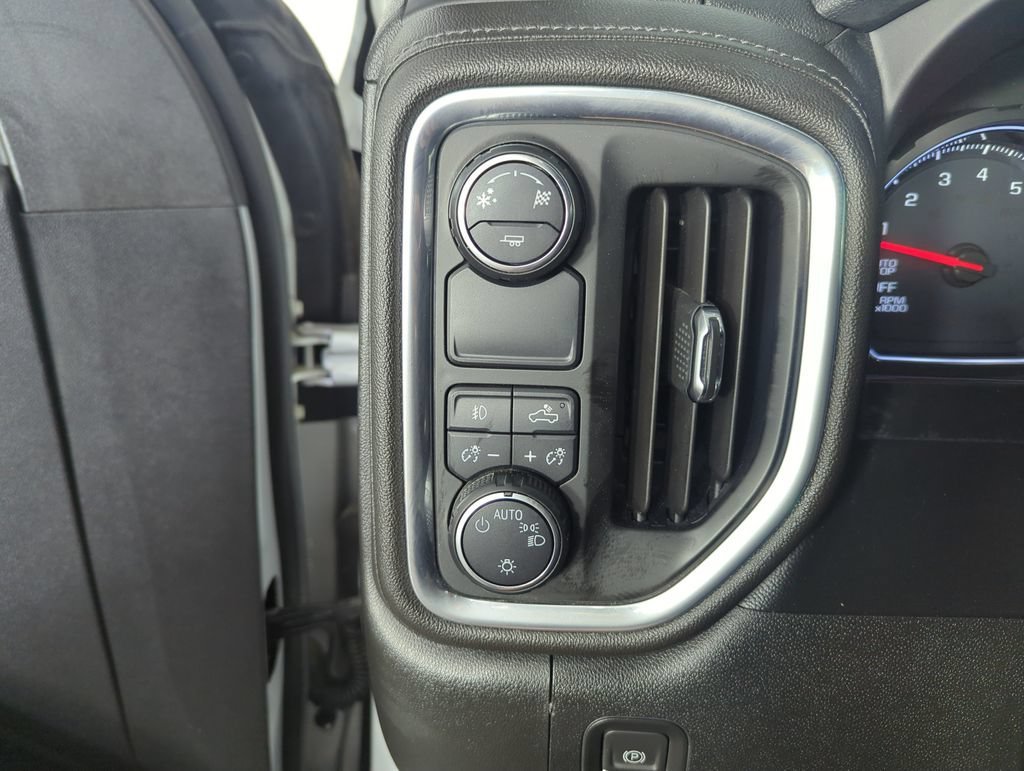 Used 2019 SILVER ICE METALLIC Chevrolet RST image 19