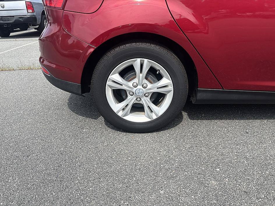 Used 2013 Ruby Red Metallic Tinted Clearcoat Ford SE image 12