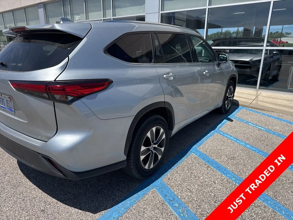 Used 2020 Silver Toyota XLE image 4
