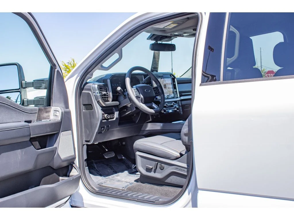 New 2026 Oxford White Ford LARIAT image 31