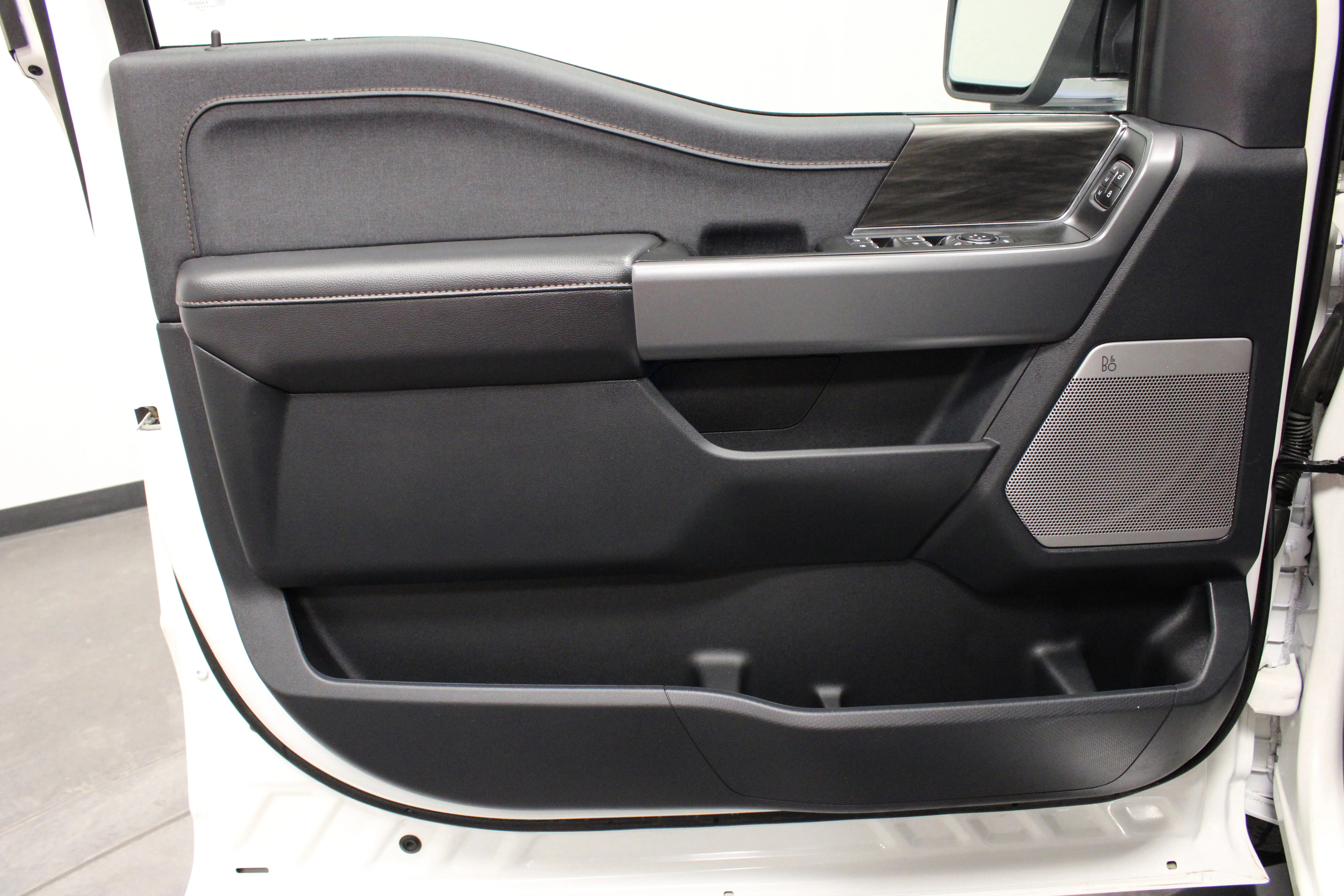 Used 2025 Star White Metallic Tri-Coat Ford LARIAT image 20