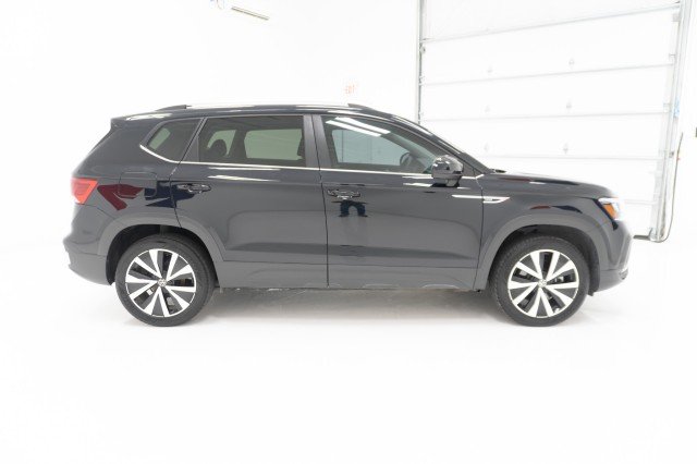 Used 2024 BLACK Volkswagen SE image 4