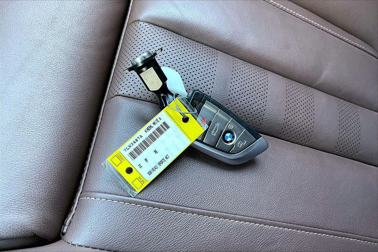 Certified Used 2022 White BMW xDrive40i image 32