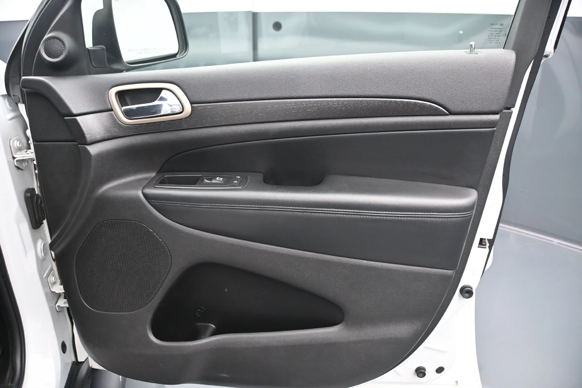 Used 2015 Bright White Clearcoat Jeep Laredo image 12