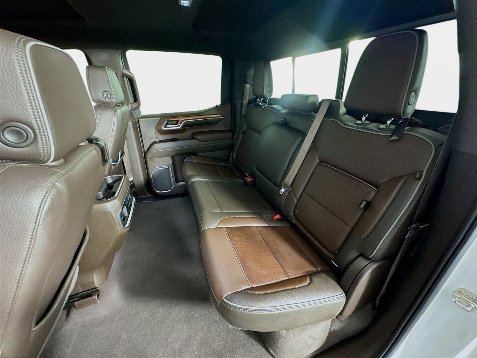Used 2022 White Frost Tricoat GMC Denali image 22