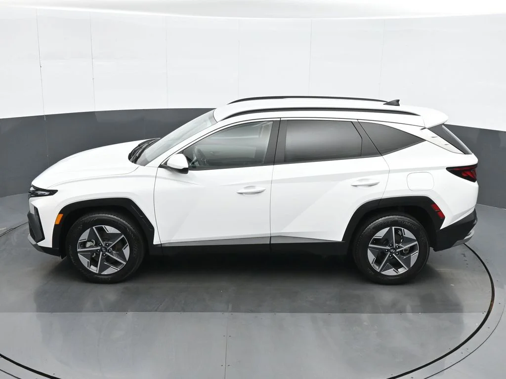 Used 2025 White Hyundai SEL image 18